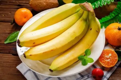 What are the benefits and precautions of eating bananas?