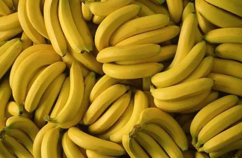 What are the benefits and precautions of eating bananas?