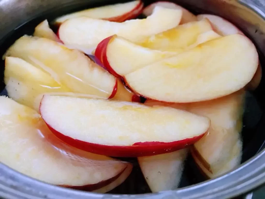 What are the health benefits of eating a cooked apple every day