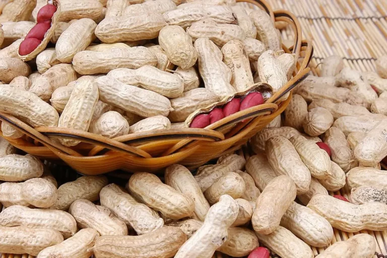 Does eating peanuts help blood vessels?