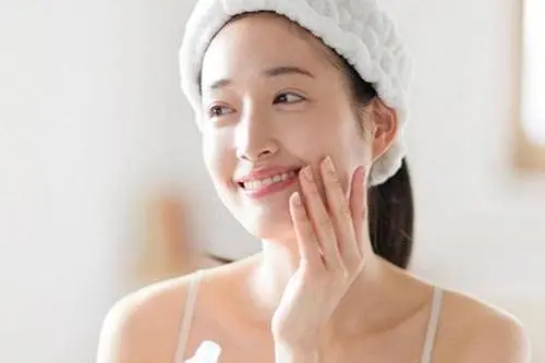 Most of middle-aged women's skin care likes to apply face oil and cream