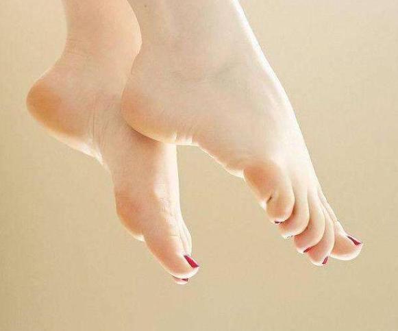 Can you tell if a woman is healthy or not by looking at her feet?  