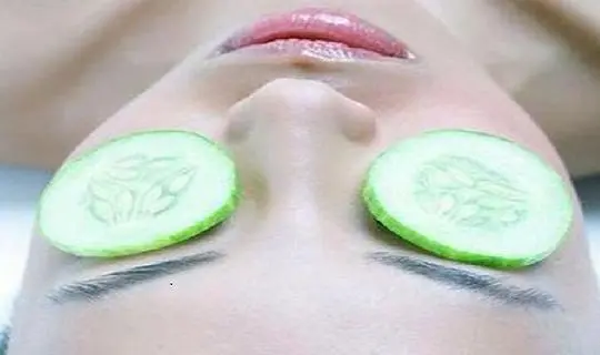 Put cucumber to the eyes is very effective in removing dark circles