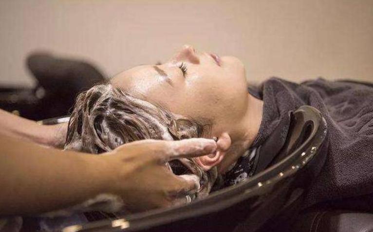 benefits of washing hair with salt water 