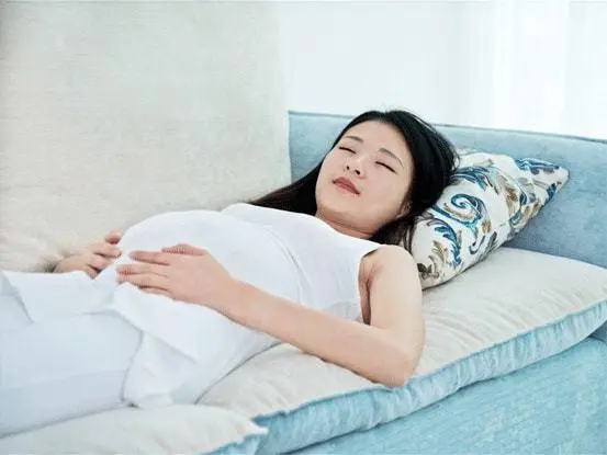 Pregnant women must sleep on the left side so that they won’t overwhelm the baby?