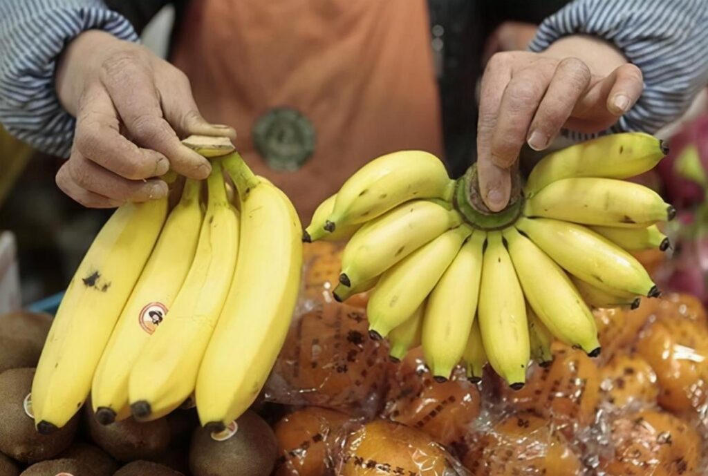 Does eating bananas nourish the liver or damage the liver?  