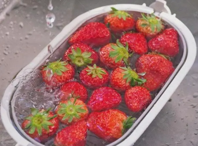 how to clean strawberries?