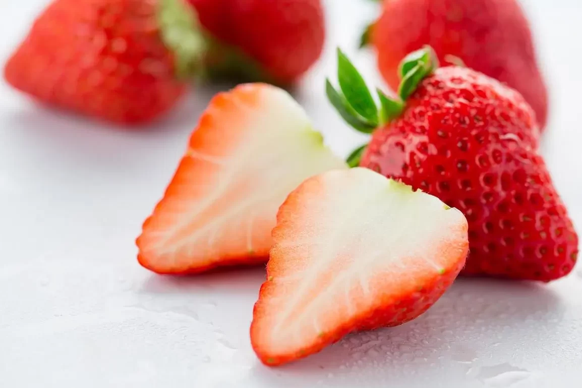 what is the benefit of eating strawberries 