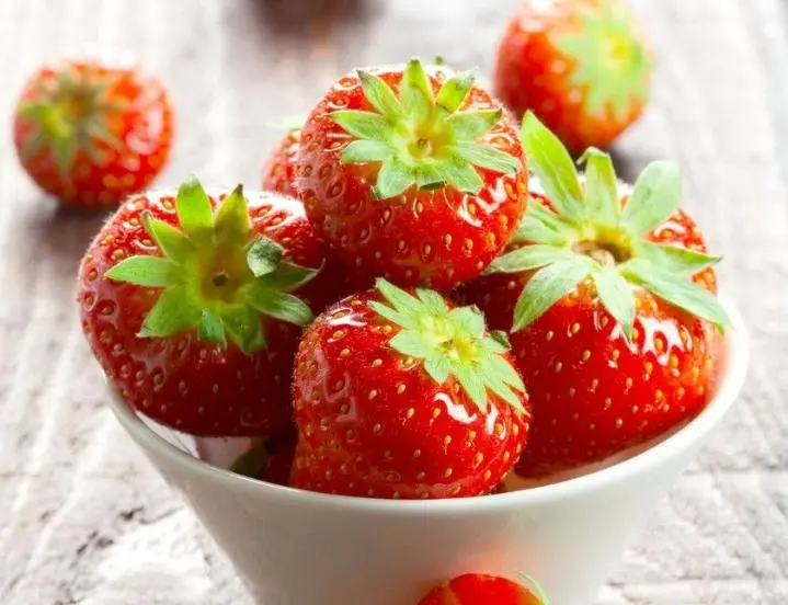 Why strawberries cannot be eaten by children?  