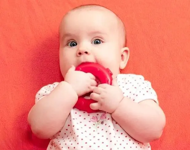 These 3 bad habits in infancy, the mother must force the baby to quit!