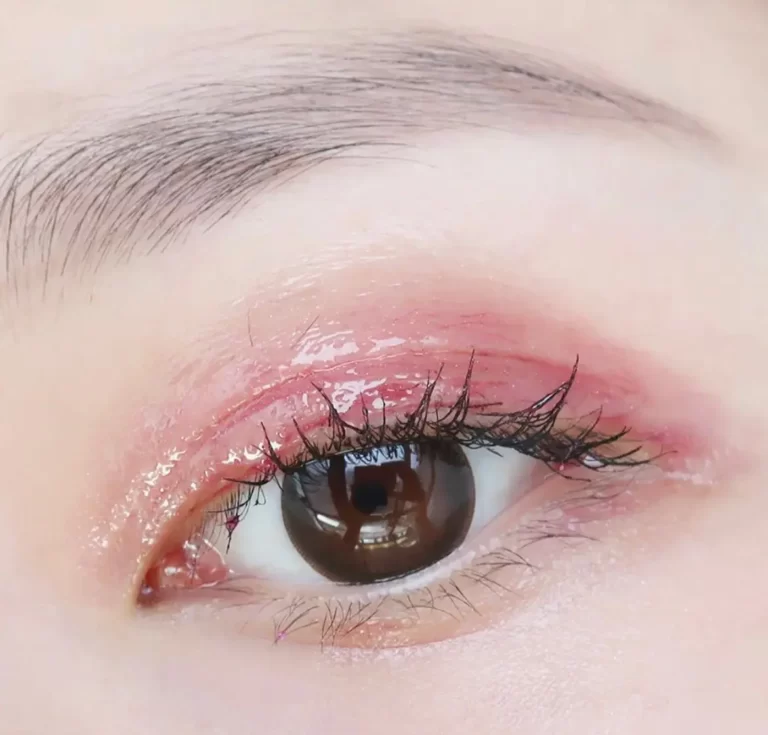 What is the difference between a cut double eyelid and a natural double eyelid?