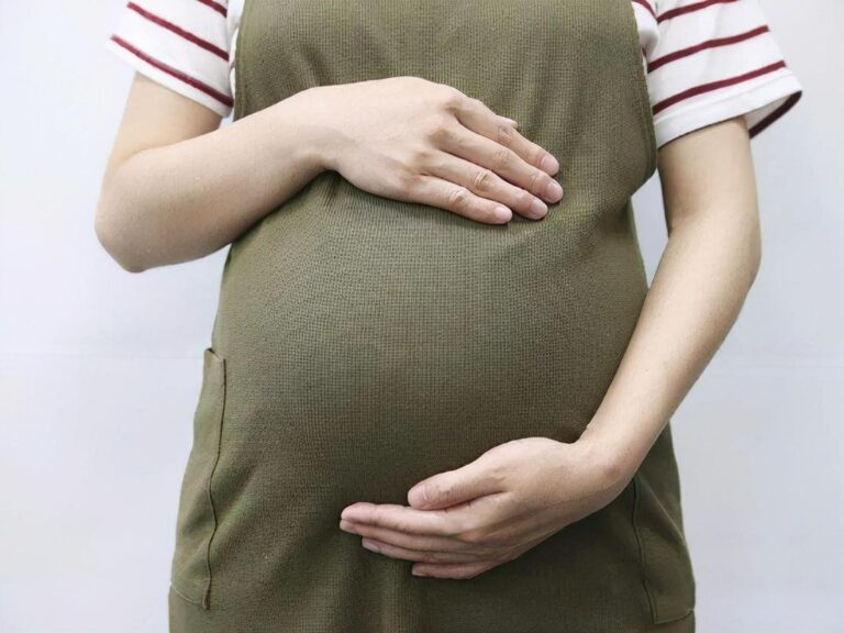 Can a woman give birth to a healthy first child at the age of 40?
