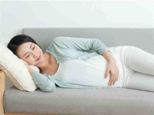 What sleeping positions do pregnant women sleep at night