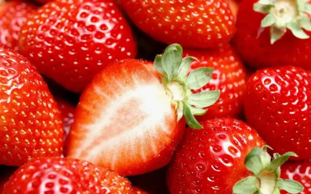 what is the benefit of eating strawberries 
