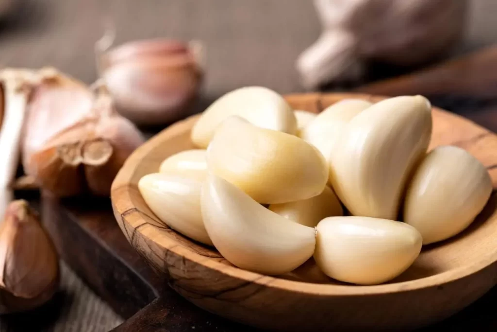 What are the health benefits of eating garlic regularly?