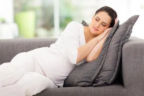 Women sleeping during pregnancy which will easily lead to fetal suffocation?
