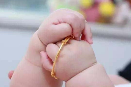 What are the risks and precautions of wearing jewelry for babies