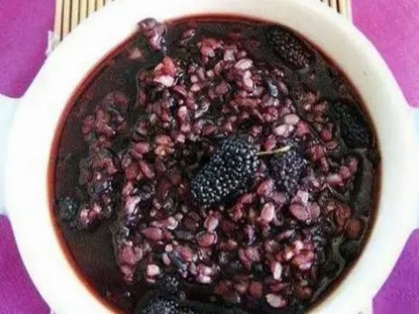 How should black mulberries be eaten?
