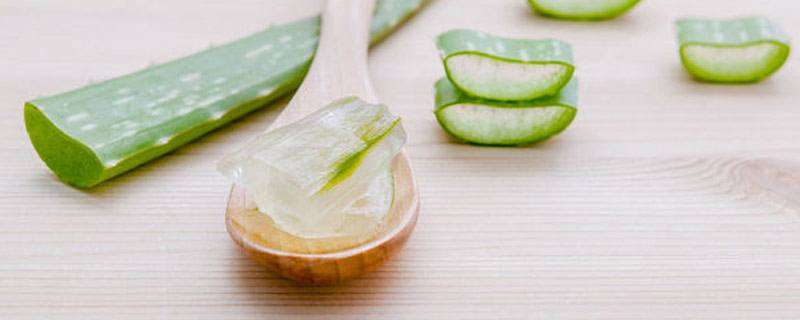 What is the effect of using aloe vera gel on the face for a month