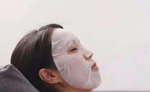 How to apply a face mask in winter for women