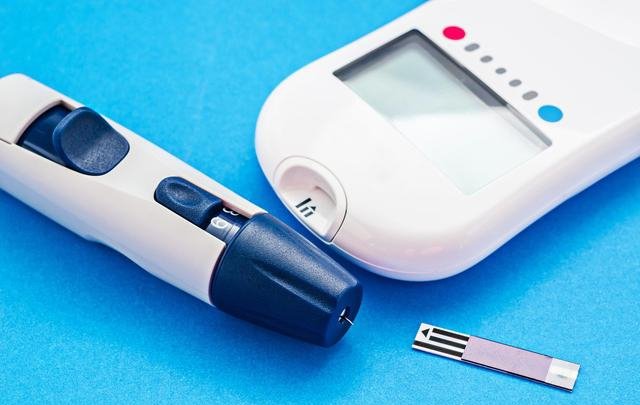 Why do people with diabetes have high blood sugar levels after eating?