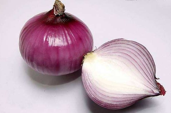 how much raw onion should i eat a day