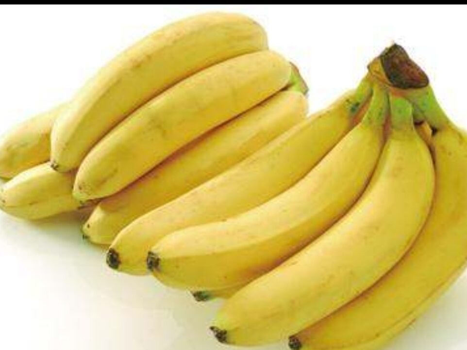 What are the health hazards of eating bananas on an empty stomach