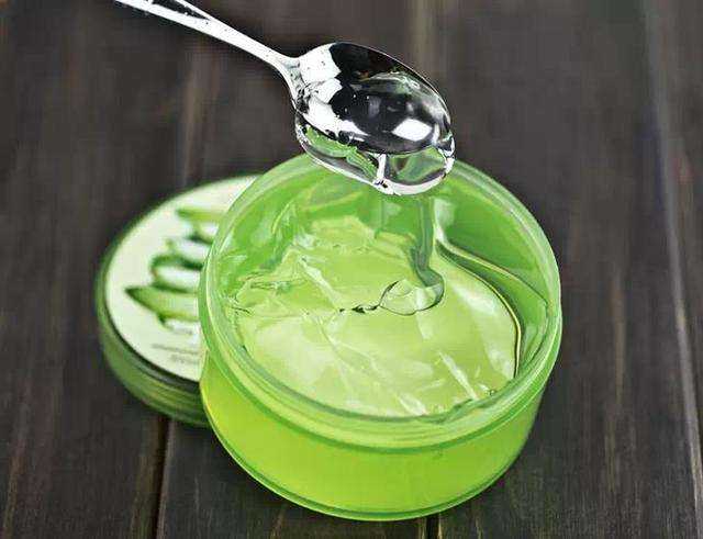 What is the effect of using aloe vera gel on the face for a month