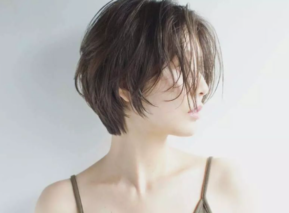 What color can be used to remedy the aging after cutting short hair