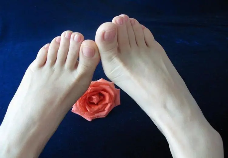 Can a woman know how long she lives by looking at her feet?  