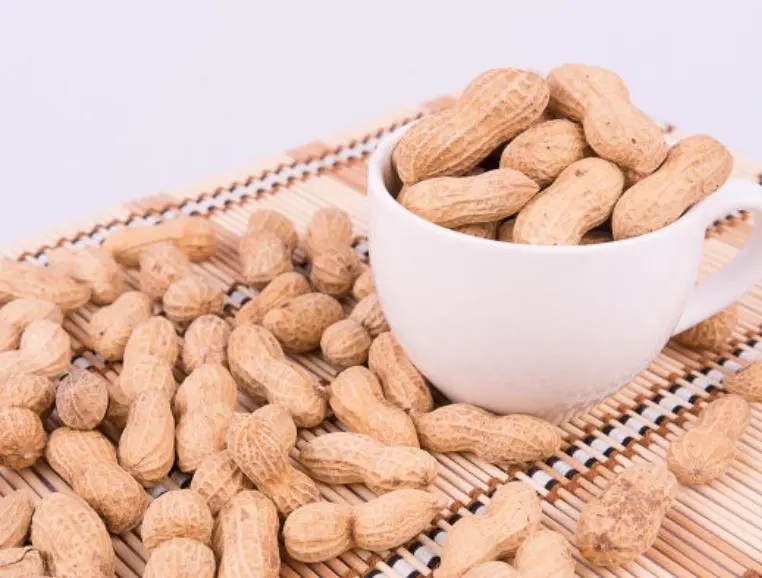 What nutrients do peanuts have?
