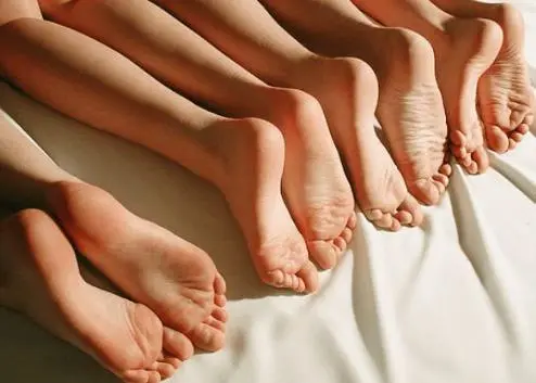 Can a woman know how long she lives by looking at her feet?  