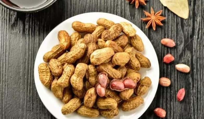 Which 4 kinds of people should pay more attention during eating peanuts 