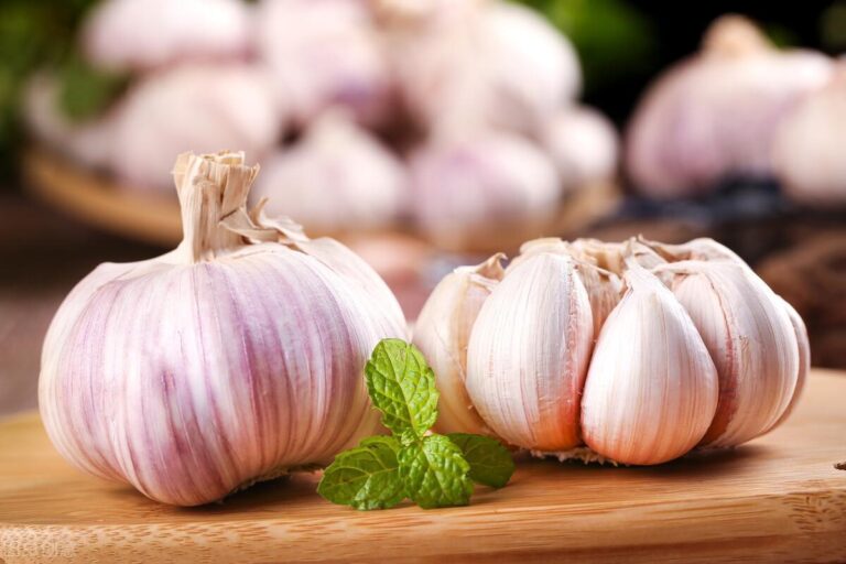 What are the benefits of eating garlic in empty stomach