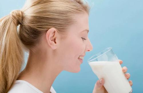 Does drinking milk before going to bed cause great harm to the body?