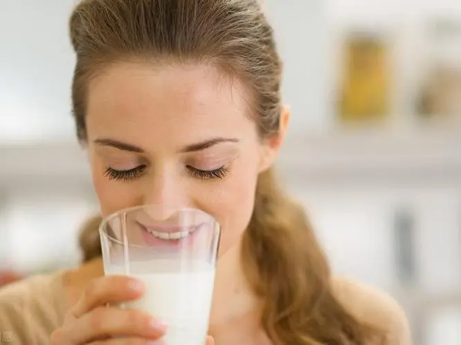 Does drinking milk before going to bed cause great harm to the body?