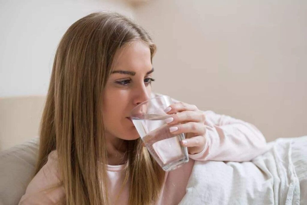 Is drinking water on an empty stomach in the morning more harmful than skipping breakfast