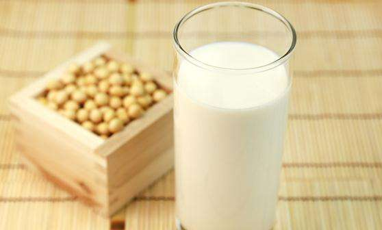 What are the health benefits of drinking soy milk 