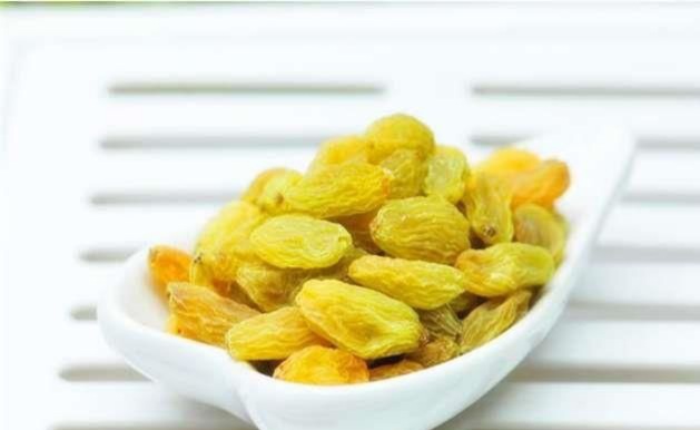 What are the benefits of eating a little raisins every day?