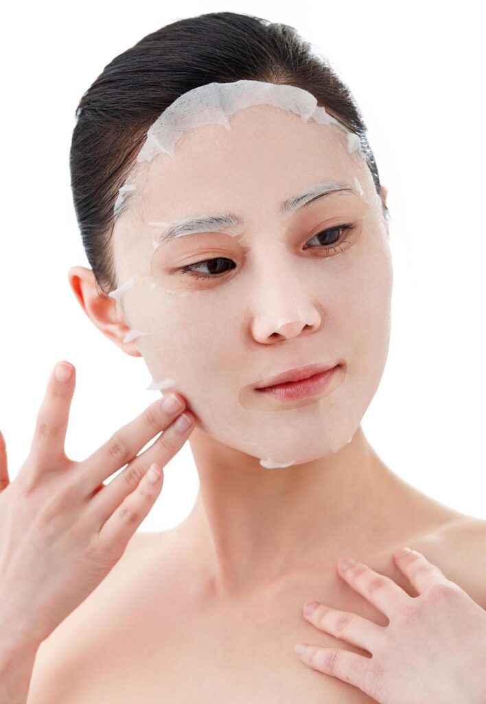 Dry skin and quickly apply a moisturizing mask