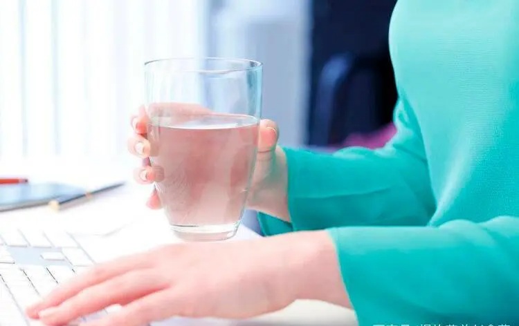 Does drinking more water in summer harm the kidneys or protect the kidneys