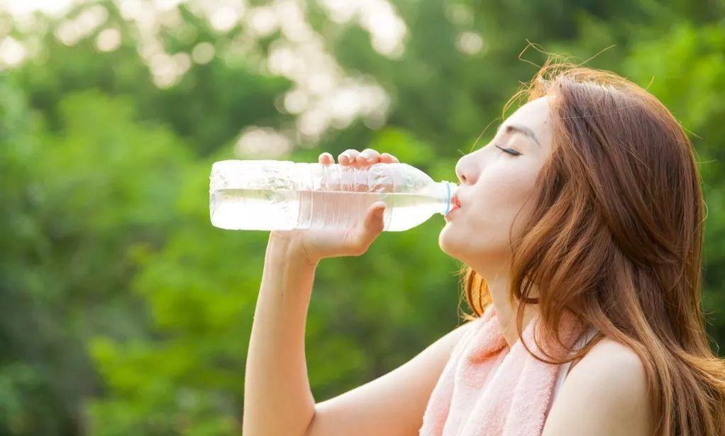 What kinds of water should we avoid while drinking empty stomach