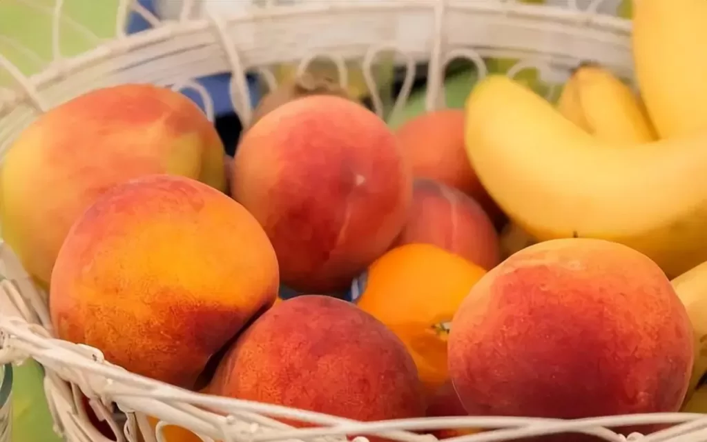 Does eating peaches often increase blood sugar or lower blood sugar?
