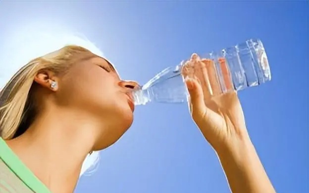 drinking less water 