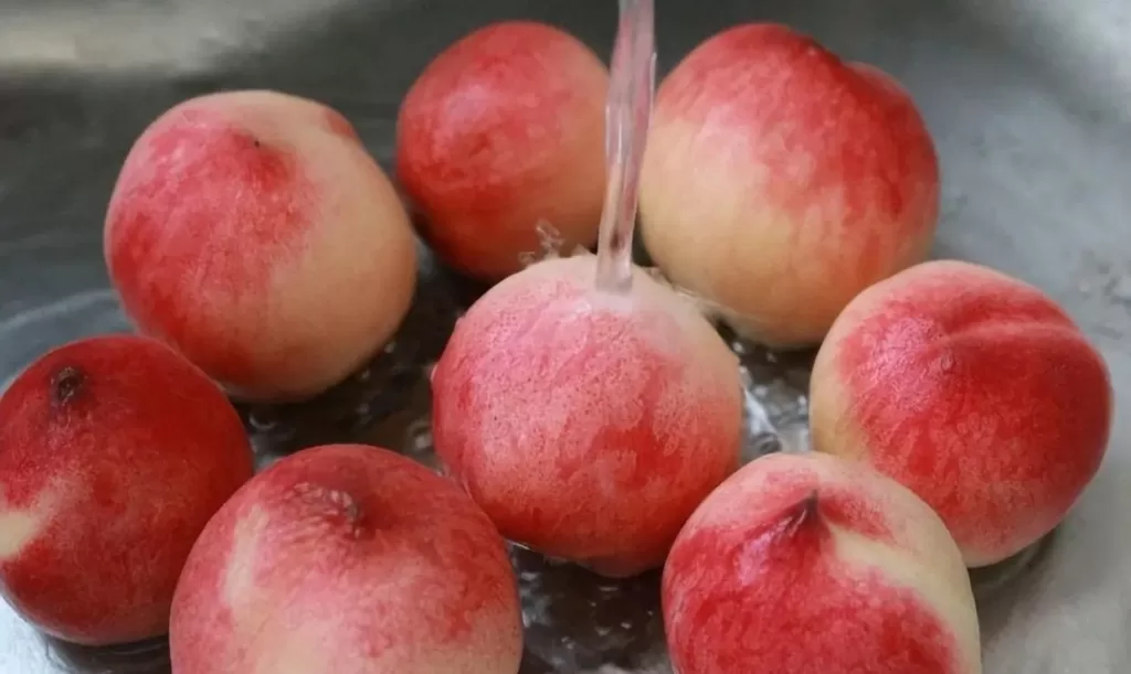 Can diabetics eat peaches to raise blood sugar or lower blood sugar?  