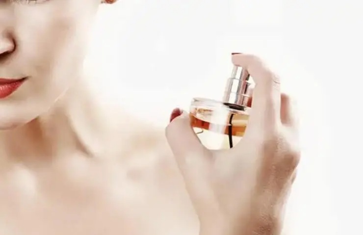 How to spray perfume better result 