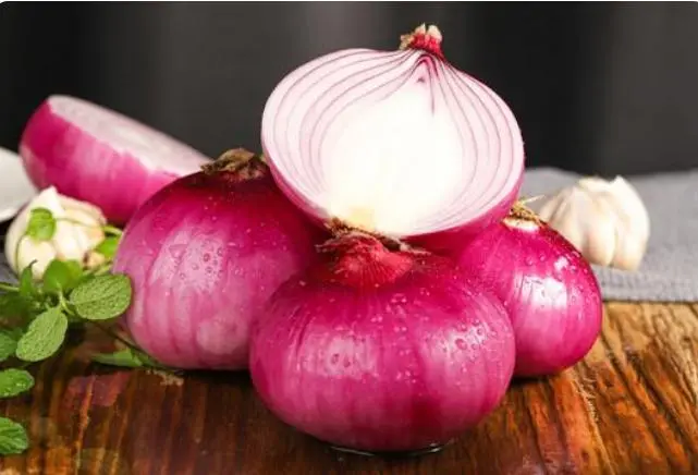 Can eating onions often help lower blood lipids?