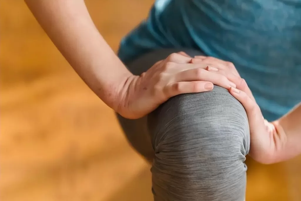  Knee joints click, what is it conveying?