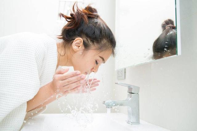  2. Wash your face with cold and hot water alternately